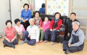 만경마을회관에 모인 노인회원들. 오른쪽 맨 앞이 정규선 노인회 총무, 그 뒤 김동호 이장.