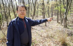 홍성 출향인 모종수 풍수가가 충남 도청과 도지사 관사 터를 가리키며 풍수에 대해 설명하고 있다.