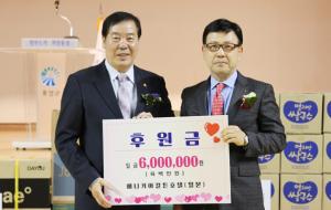 후쿠오카한인회 김현태 회장이 복천규 자징협홍군지회장에게 격려금을 전달했다.