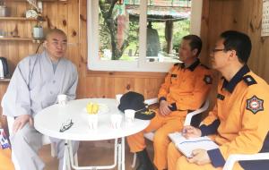 홍성소방서(서장 채수철)는 지난 2일 정암사(광천읍 담산리)를 방문, 석가탄신일을 앞두고 전통사찰의 소방안전관리 현황을 확인하고 만일을 대비한 화재 방지대책을 논의하는 등 현장행정을 펼쳤다고 밝혔다.