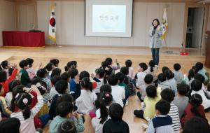 내포유치원(원장 장진옥)은 매월 전체 원아들에게 바른 인성함양을 위한 나라사랑 조회와 바른 인성 시상, 청렴교육 및 안전교육을 실시하고 있다. 장진옥 원장은 “교육을 통해 바른 인성을 기르고 즐겁고 안전한 생활을 할 수 있기를 바란다”고 전했다.
