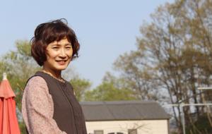 계절마다 자연의 색깔과 향기를 품어내는 자신의 정원에 선 박해증 씨.