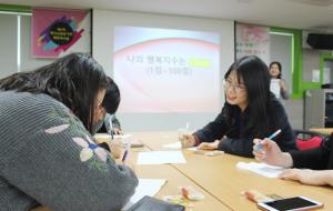 선상화 상담교사가 워크숍에 참석한 기관 종사자들과 ‘서로를 알아가요’ 프로그램을 진행하고 있다.