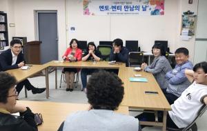 홍성남자단기청소년쉼터와 홍성여자단기청소년쉼터는 지난 2일 멘토·멘티 모임을 가지고 편지와 카네이션을 입소생들의 부모가 되어준 멘토에게 전달했다. 멘토·멘티 명근영 회장은 “앞으로도 청소년을 위한 청소년복지에 힘쓰겠다”고 말했다.