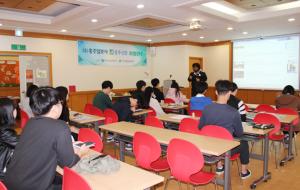 옥천신문 황민호 국장이 본지 제7기 학생기자와 주민기자를 대상으로 강의를 하고있다.