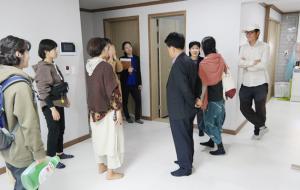 홍성여성농업인센터에서 실시한 안전주택임대사업에 신청한 여성 귀농인들이 에코빌하우스 내부를 둘러보고 있다.
