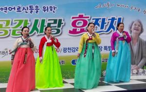 광천감리교회 주차장에 마련된 특설무대에서 민요가 공연되고 있다.