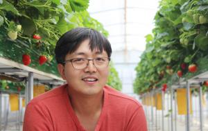 은방울농원에서 요물 같은 딸기와 함께 한 조영식 씨.