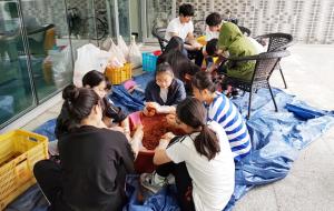 지난 11일과 12일, 학생들이 모여 EM흙공을 만들고 있는 모습.