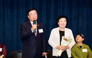 김석환 홍성군수가 지난 16일 국회헌정기념관에서 개최된 2018 세계부부의날 기념식에서 올해의 군수 부부상을 수상했다. 김 군수는 모범적인 가정생활과 사회봉사 활동을 하며 반듯한 부부의 롤 모델을 제시해 이 상을 받았다.