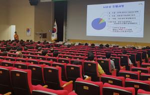 홍성소방서(서장 채수철)는 지난 18일 충청남도교육청에서 교직원 및 지역주민 200여 명을 대상으로 응급처치 및 심폐소생술 교육을 실시했다. 이날 교육은 △심폐소생술 이론 △자동제세동기 사용법 △응급처치 실습 등으로 진행됐다.