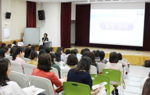 충남유아교육진흥원(원장 정옥림)은 지난 17일 신세균 탕정미래초등학교 교장을 강사로 초청, 도내 국·공·사립유치원 교원 155명을 대상으로 실천 중심의 연구대회를 위해 ‘2018 유치원교원 연구지원 연수’를 개최했다.