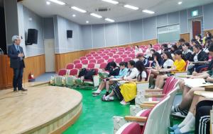 홍성여자고등학교 목련도서관에서 진행된 인문학 아카데미.