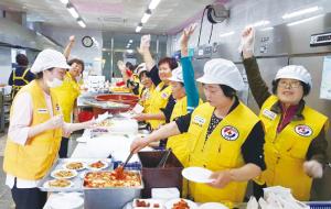 지난 18일 대한적십자 홍성지구 협의회(회장대행 윤일순)는 지난 18일 제71회 세계 적십자의 날을 맞이해 어버이 큰잔치행사를 각 11개 읍·면 봉사회 어르신과 5개 봉사회 어르신 등 150 여명의 지역 어르신을 모시고 식사를 대접했다. 특히 이날 공연은 하모니커 예능봉사회(회장 이병학), 색소폰 예능봉사회(회장 전명희), 홍동적십자 봉사회 민영자 회장의 오카리나 연주, 홍주 한빛무용단(단장 맹은섭)의 전통무용 공연, 정수아 지역가수의 공연 등 재능 봉사로 이뤄진 공연도 진행됐다.