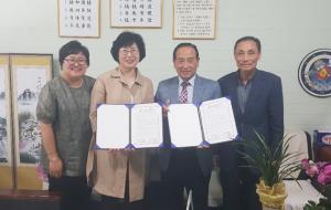군은 지난 24일 대한노인회홍성군지회 외 2개 기관과 함께 국가암검진사업을 위한 ‘떴다! 대장사랑·황금우체통’ 사업 협약식을 가졌다. 군은 지역주민의 대장암검진 인식개선 및 자발적 암 검진 실시 분위기 조성을 위해 공동으로 노력할 것이라고 밝혔다.