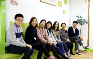 홍성군청소년지원센터꿈드림 직원들. 왼쪽부터 김선구 팀원, 조현정 센터장, 김초롱 팀원, 이윤정 팀장, 성지혜 청소년동반자, 이성은 청소년동반자, 강인철 팀원.