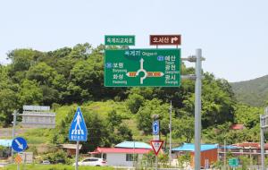 교통의 중심지로서 과거 5일장이 섰던 옥계1리 마을의 위상을 옥계리교차로에 세워진 이정표가 잘 설명해 주고 있다.