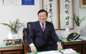 3선에 성공한 김석환 후보.