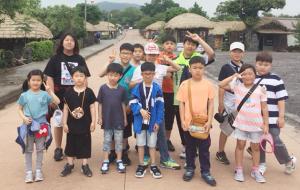 결성초등학교 전 학생이 제주도 수학여행 중 기념촬영을 하고 있다.