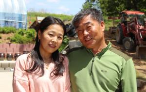 금마면 인산리 자택 앞에서 마냥 행복한 김선옥·최상부 씨 부부