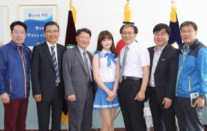 한여름 양이 갈산중·고 선배들과 함께 기념촬영을 했다.