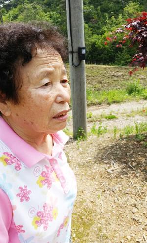 진병순
1936년생으로 홍성에서 태어나 장곡면 산성리로 시집 왔다. 
3남매를 모두 여의고 산성저수지 마지막 집에서 홀로 지내고 있다.