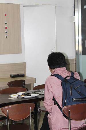 터미널 작은 식당에서 잠시 허기진 배를 달래기 위해 김밥 한 줄을 먹고 이제 다른 공간으로 이동을 준비한다.