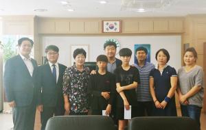 광천읍체육회는 제47회 전국소년체육대회에서 금메달과 동메달을 나란히 차지한 덕명초등학교 임기준(34kg)과 감나경(42kg) 선수를 만나 축하금을 전달하며 태권 꿈나무를 응원했다.두 선수의 활약으로 충남태권도 부분에서 시도종합 1위를 차지했다.