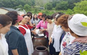 농협 충남지역본부(본부장 조소행)는 농가주부모임충남연합회(회장 김금자)와 함께 지난 12일 부여군 석성면에 위치한 농가맛집에서 충남관내 여성농업인 30여명이 참가한 가운데 전통 장(醬) 현장교육을 실시했다.