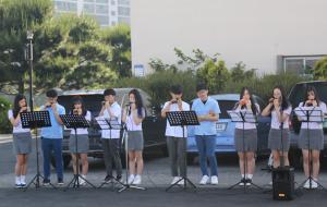 홍주고등학교(교장 구철모)는 지난달 28일 홍주고 신암관 앞에서 ‘행복한 학교 즐거운 등굣길’을 위한 오카리나 동아리활동 화랑반의 연주회가 펼쳐졌다. 화랑반 오카리나 동아리는 총 11명으로 구성돼 있으며, 이날 연주회에서는 첨밀밀, 찔레꽃, 아름다운 것들 등 총 6곡을 연주했다. 홍주고등학교 학생은 “오카리나 연주를 들으며 등교하니 평소 지루했던 등굣길이 신나고 활기차고 오늘 하루 기분 좋게 수업을 들을 수 있을 것 같다”고 말했다.