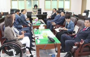 지난 20일 제8대 홍성군의회 오리엔테이션에 참석한 군의원 당선자들이 행사를 시작하기 전 의원실에서 어색하게 마주앉아 있다. 김석환 군수를 비롯한 집행부 간부들도 잠깐 찾아와서 인사를 했다.