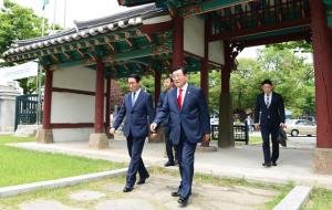 김석환 군수가 선거가 끝난 다음날인 14일 이용록 부군수의 축하를 받으며 군청사에 등청하고 있다.