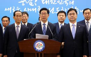 ‘더 행복한 충남 준비위원회’를 출범하고 본격적인 도정인수에 착수한 양승조 충남도지사 당선인이19일 충남도청 프레스센터에서 기자회견을 갖고 있다.
