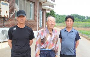 왼쪽부터 이양희 새마을지도자, 전용섭 할아버지, 정지호 이장 등 대율리 사람들.