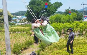 결성 단오축제 및 신목제에서 그네뛰기를 하고 있는 모습.