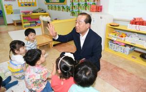 황선봉 예산군수가 지난 19일 공기청정시스템 지원 사업 대상 어린이집을 방문했다.