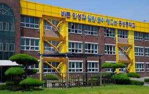 지진규모 6.0에도 견딜 수 있는 내진 보강 시설을 갖춘 홍성중학교 본관 전경.
