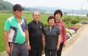가야마을을 주도적으로 이끌어 나가는 주민들. 왼쪽부터 김영팔 이장, 정하진 사무국장, 이진숙 부녀회장, 이경숙 금마면 부녀회장.