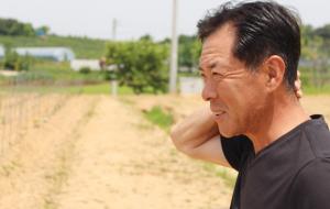 이제 자신의 소유가 된 땅에 얼마 전 고구마를 심은 김성헌 씨가 밭을 바라보고 있다.