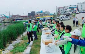 농협 충남지역본부(본부장 조소행)는 나눔축산운동본부 충남도지부(지부장 정문영 천안축협 조합장)와 지난달 25일 광천천에서 장마철 대비 가축분뇨 환경오염 방지 캠페인을 가졌다. 가축분뇨로 인한 오염을 예방하기 위해 전국 동시 캠페인 일환으로 전개됐다.