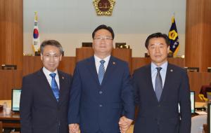 제11대 충남도의회를 이끌어갈 전반기 의장단. 왼쪽부터 홍재표 제1부의장, 유병국 의장, 이종화 제2부의장.
