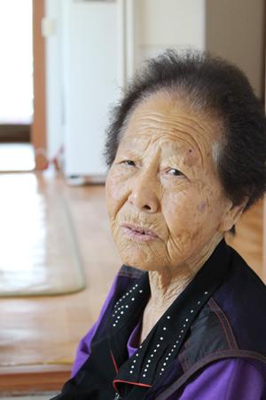 이순표
1929년생으로 장곡면 신동리에서 태어나 예산군 대흥으로 시집을 갔다. 
이발관을 운영하는 남편을 따라 장곡면 옥계리로 30살에 와서 지금까지 
4남매를 키웠다.