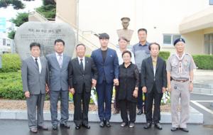 한진복 씨를 비롯한 유족들(앞줄 맨 가운데 세 사람)이 광천제일고 총동문회 이일재 회장(왼쪽에서 두 번째)과 김주호 제일장학회 이사장(앞줄 맨 오른쪽) 등과 함께.
