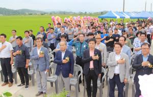 성원(주) 돈사 준공식에 참여한 내빈과 주민들이 국민의례를 하고 있다. 이도헌 대표이사(맨 앞줄 왼쪽에서 세 번째)는 처음 허가를 받고 1년 이상 주민들과 충분히 협의하는 과정을 거쳐 그 후 1년 동안 건축을 진행했다.