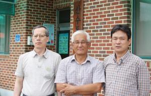 마을회관 앞에 선 박헌규 이장, 김원훈 노인회 사무장, 박민수 새마을지도자(왼쪽부터).