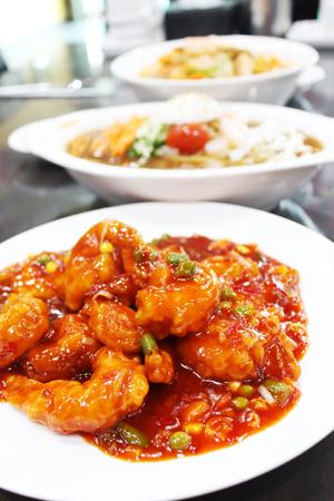 달콤하고 새콤한 맛의 칠리새우는 마지막 소스까지 싹 비우게 되는 마력의 음식이다.
