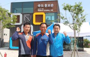 죽도홍보전시관 앞에서 이종화 씨, 이성준 이장, 류기찬 서부면 산업팀장(왼쪽부터).