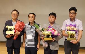 홍성한우협회 이지훈 회장(왼쪽에서 두 번째)이 감사패를 전달한 뒤 수상자들과 함께.