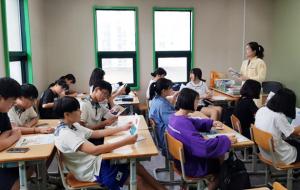 홍성군청소년수련관(원장 이원영)은 지난 13일 홍성군어린이급식지원센터에서 기획한 식중독예방교육 및 음주예방교육을 실시했다. 특히 음주예방교육에서는 알콜 섭취 시 어지러움을 느끼는 안경을 쓰고 장애물을 통과하는 체험이 진행되기도 했다.
