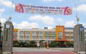 덕명초교는 1908년 덕명학당으로 설립돼 1949년 덕명초교로 개칭한 이후 수많은 인재를 배출했으나 광천읍의 쇠퇴와 함께 폐교 위기를 맞고 있다.